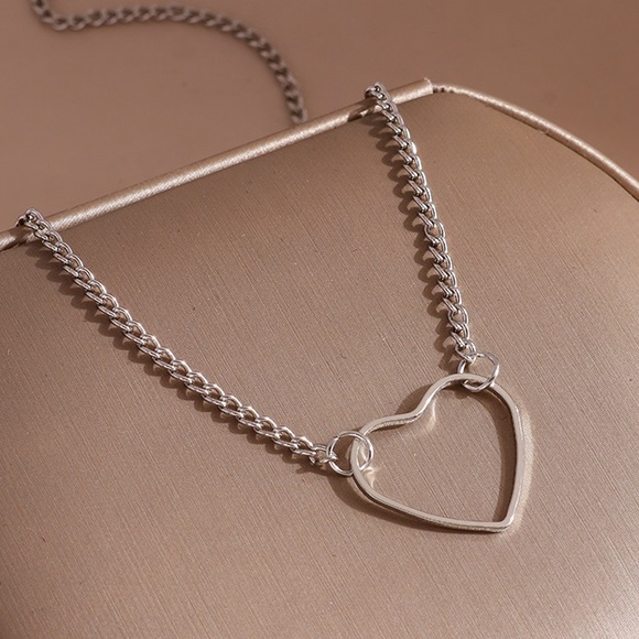 ⚜️[𝟯/$𝟭𝟴]⚜️Silver Heart Delicate Choker NEW - Picture 2 of 10